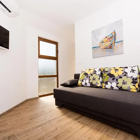 Apartment La *